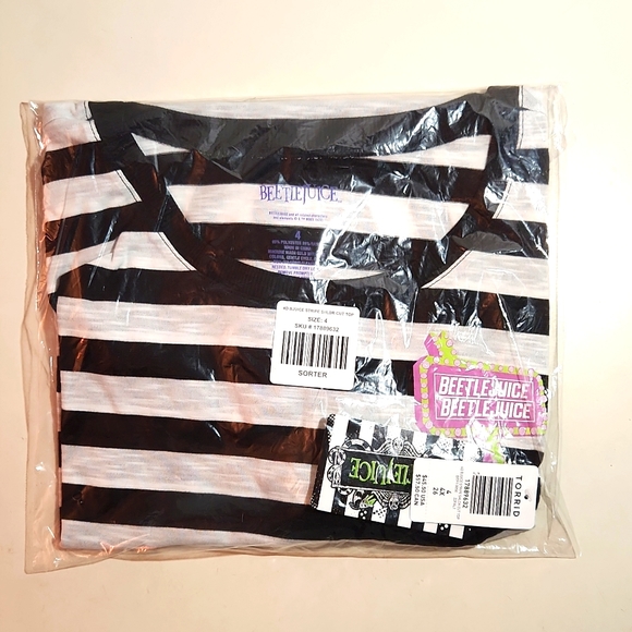 ❤️NWT VINTAGE TORRID TEE - BEETLEJUICE - VINTAGE COLD SHOULDER - HALLOWEEN TOP - Picture 5 of 11